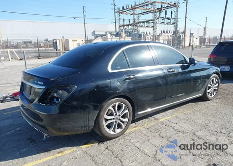 2018 Mercedes-Benz C 300 z USA, uszkodzony, nr VIN 55SWF4JB7JU270618